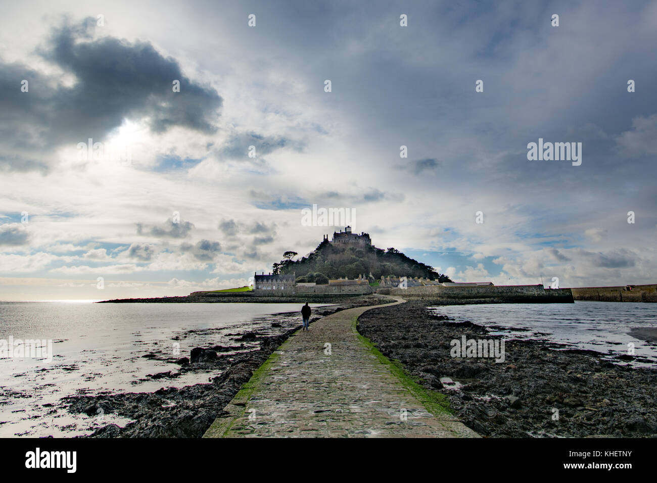 Marazion, Cornwall, UK. 16th November 2017. UK Weather. It was a mild 16 degrees at Marazion this afternoon. Credit: Simon Maycock/Alamy Live News Stock Photo