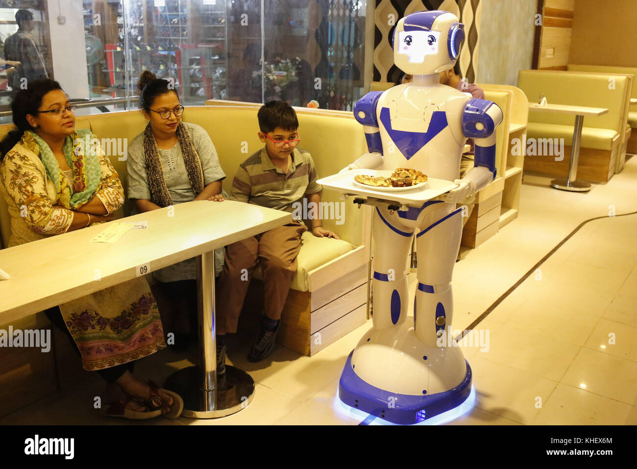 Dhaka, Bangladesh. 16th Nov, 2017. A Robot is serving food at a Stock