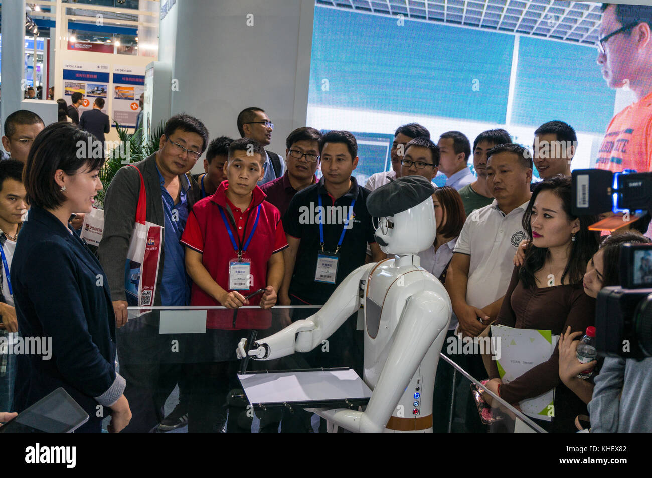 Shenzhen, China. 16th Nov, 2017. Intelligent AI drawing robot looking at before sketching her picture through artificial intelligence at China hi-tech fair in Shenzhen, known as 'Silicon Valley of China', Shenzhen, China. Credit: RaymondAsiaPhotography/Alamy Live News Stock Photo