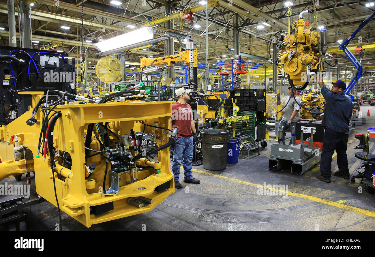 Davenport, Iowa, USA. 13th Nov, 2017. John Deere Davenport Works employee  Trent Collier, right begins to maneuver an engine for a 624K-II Wheel  Loader towards Matthew Interial and the frame of the