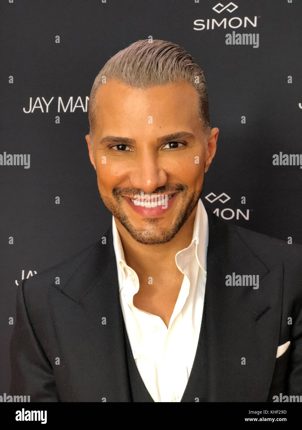 Garden City, New York, USA. 16th Nov, 2017. JAY MANUEL, 45, makeup artist and stylist, appears at Roosevelt Field Mall to celebrate the Grand Opening and World Premier of his Jay Manuel Beauty Retail Experience, with additional retail spaces scheduled to open in 2018. The physical store locations, in busy common areas of Simon shopping centers exclusively, will carry his entire beauty product line. Manuel is famous as the former creative director of the reality television show 'America's Next Top Model. Credit: Ann Parry/ZUMA Wire/Alamy Live News Stock Photo