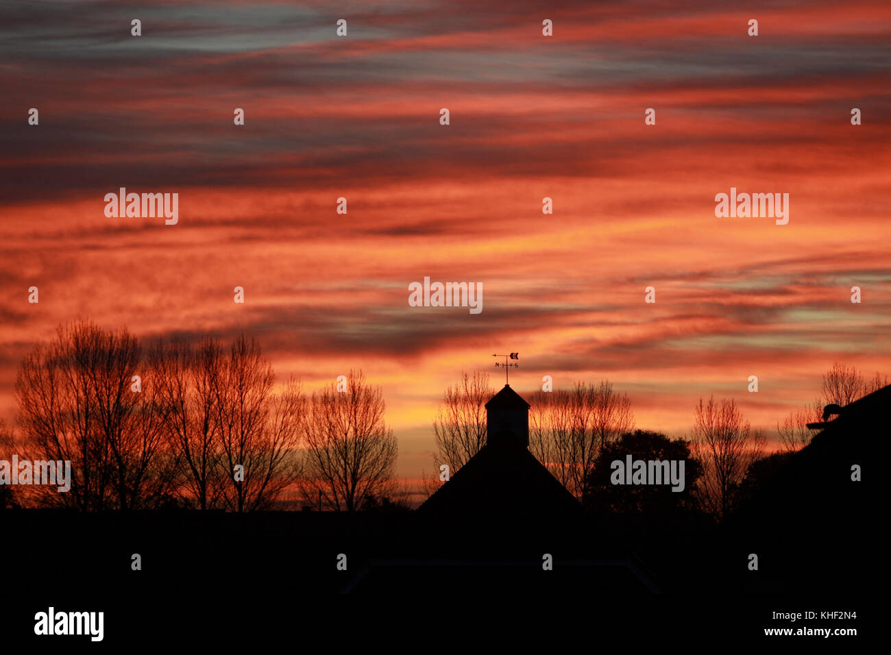 Ashford, Kent, UK. 17th November, 2017. A beautiful sunrise in the rural village of Hamstreet, Kent this morning. The day is expected to be cold but bright and sunny with cloudy intervals later. Photo Credit: Paul Lawrenson /Alamy Live News Stock Photo