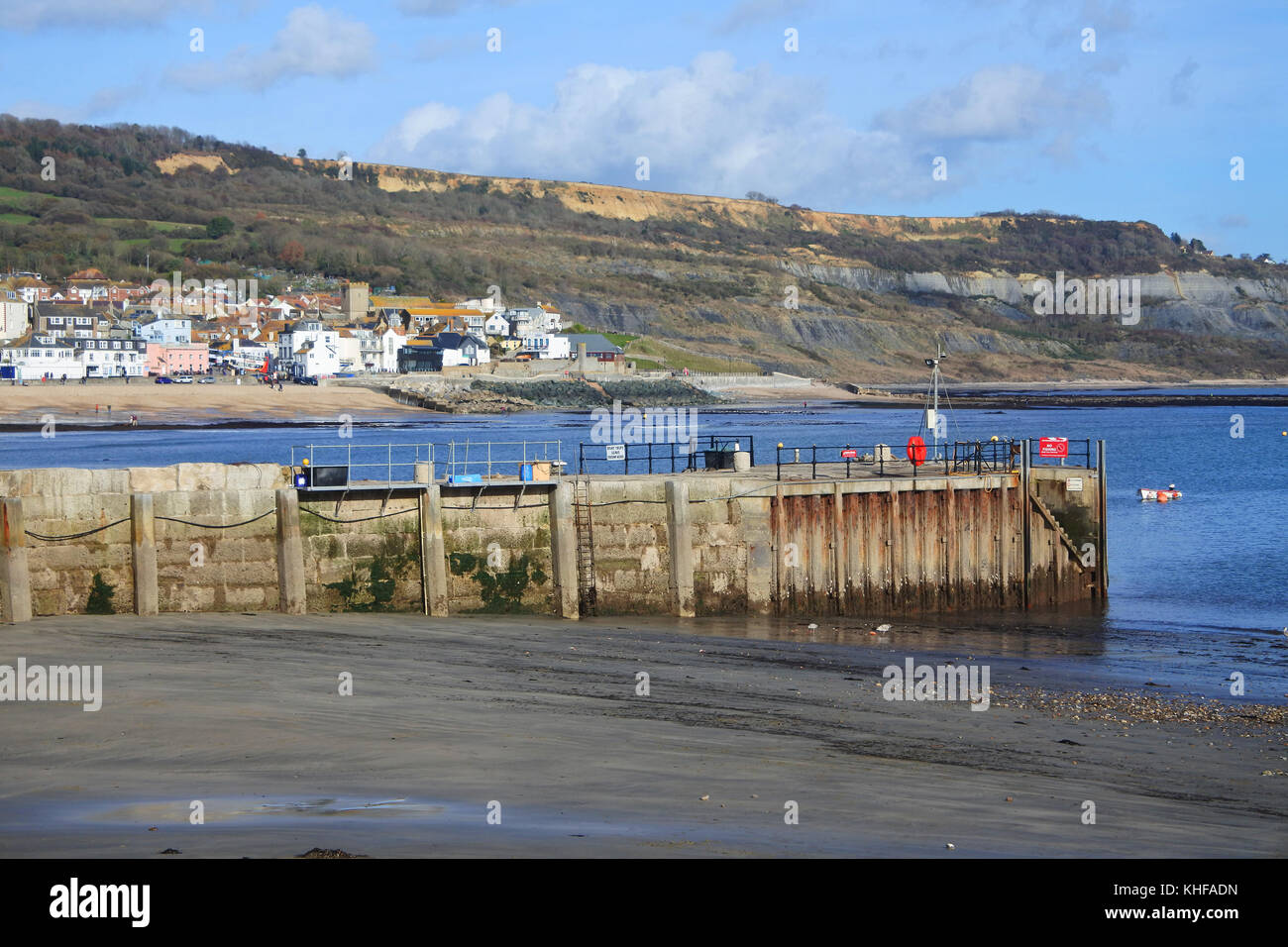 Lyme regis dorset beach hi-res stock photography and images - Alamy