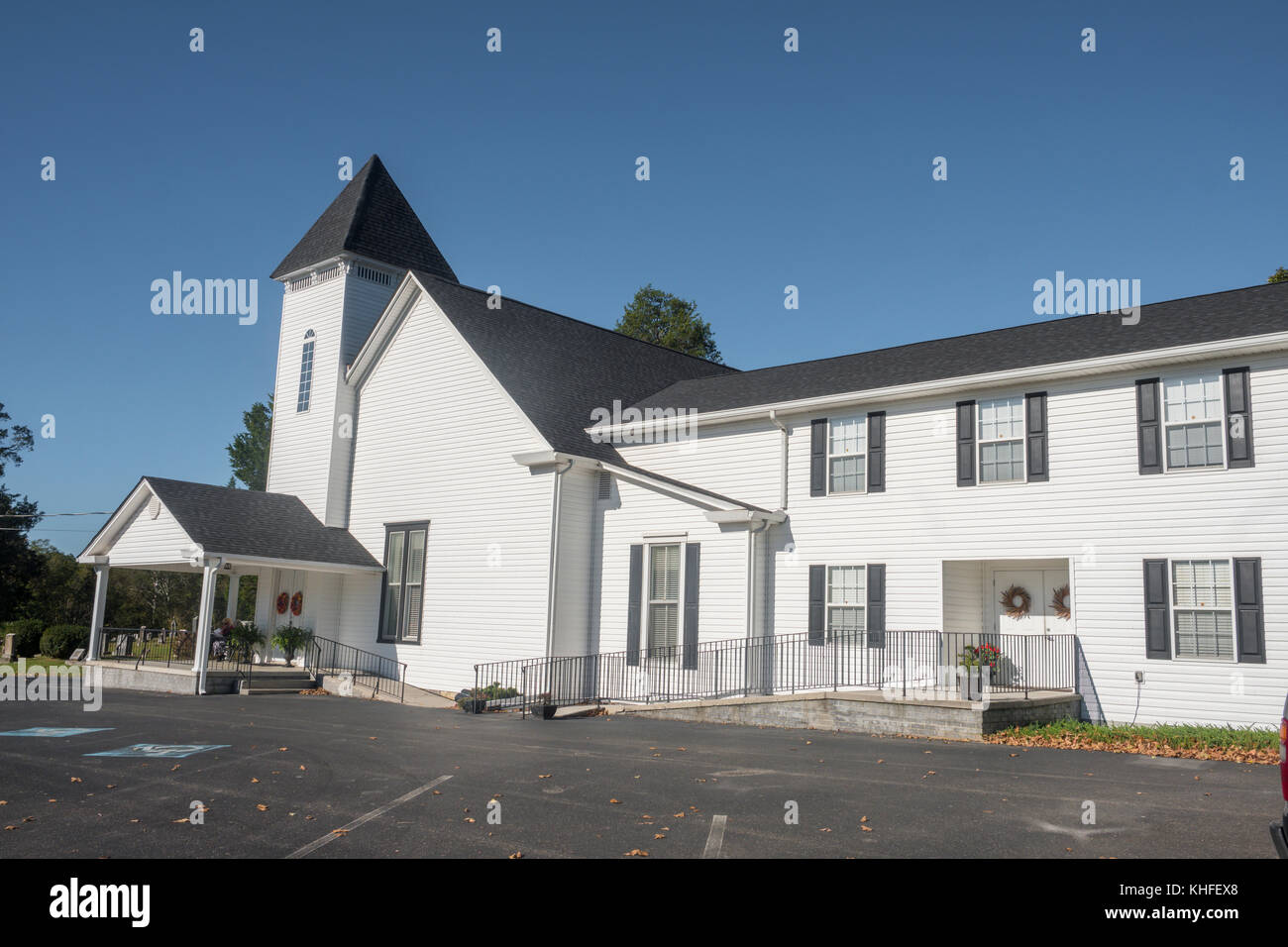 White country church steeple hi-res stock photography and images - Alamy
