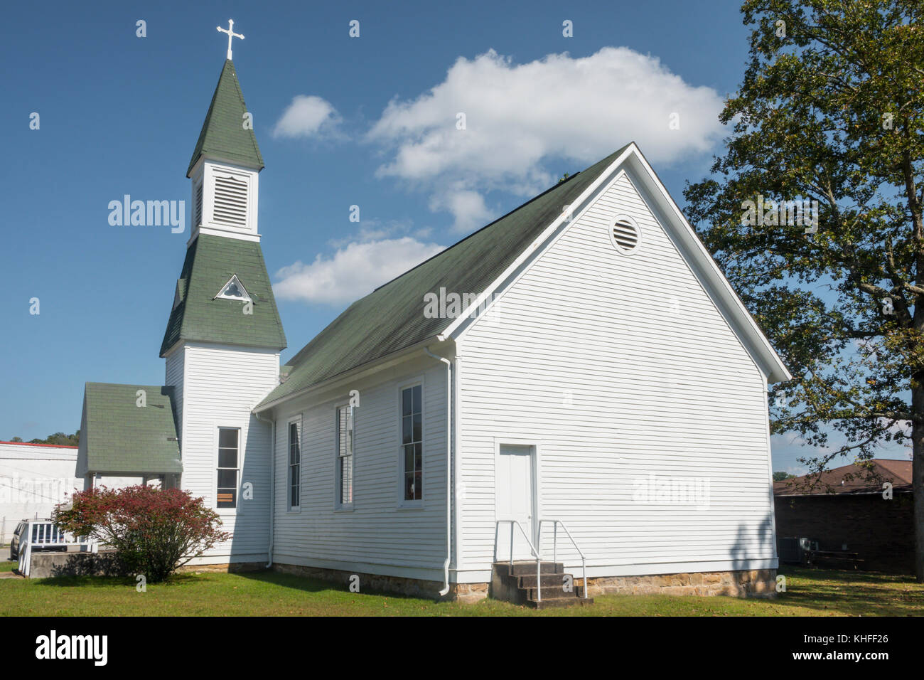 White country church steeple hi-res stock photography and images - Alamy