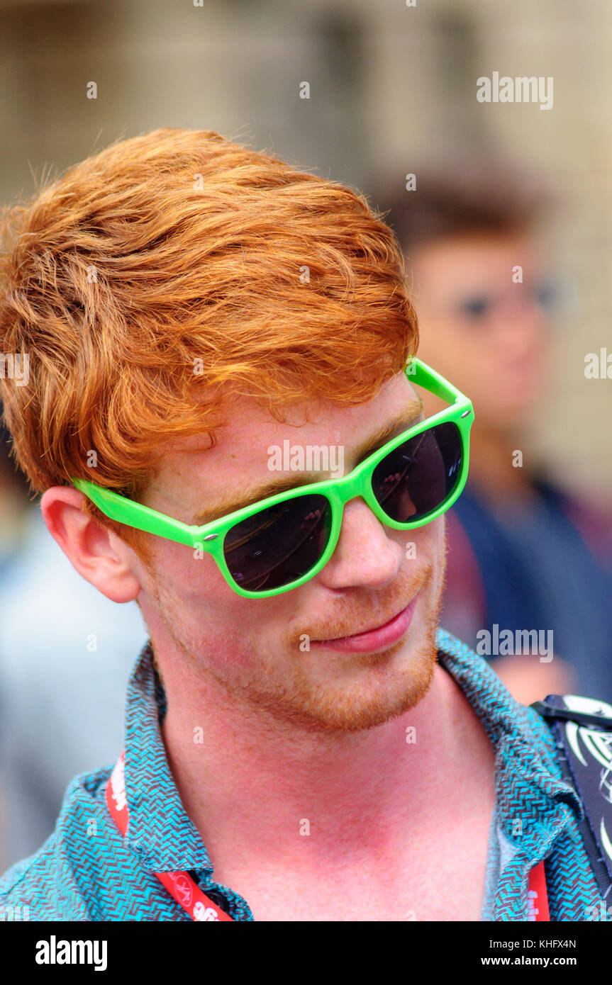 Male singer with red hair and green sunglasses performing on the Royal Mile during the Edinburgh International Fringe Festival Stock Photo - Alamy