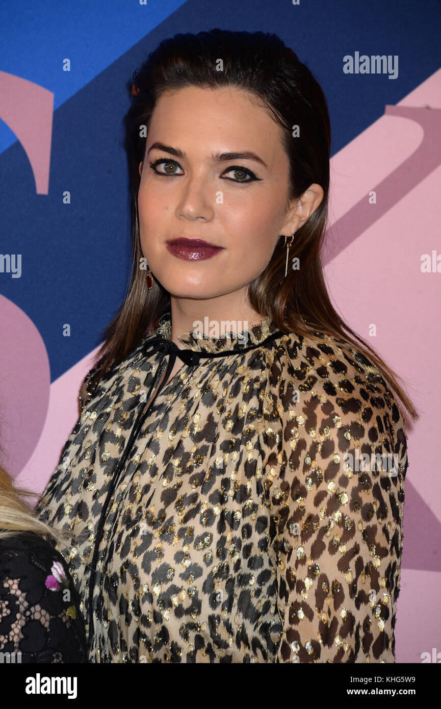 NEW YORK, NY - JUNE 05: Mandy Moore at the outside arrivals for the