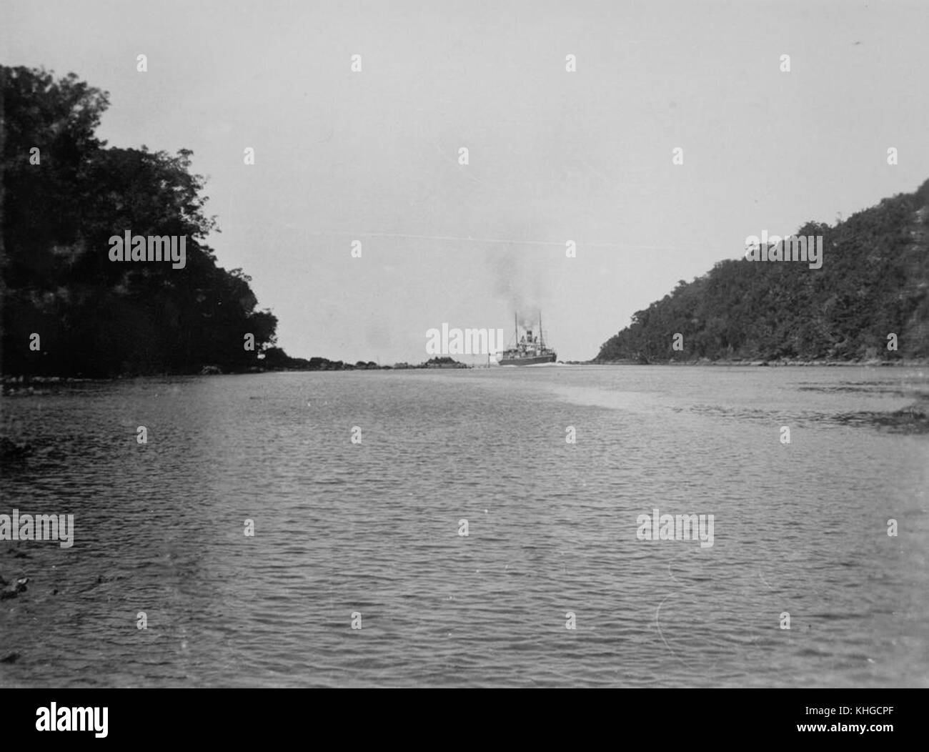1 91736 Ship steaming out from Mourilyan Harbour, Queensland Stock