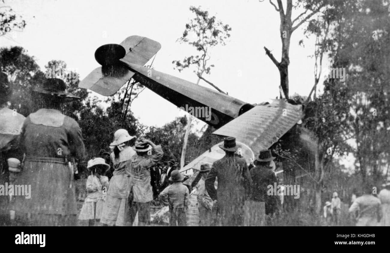 2 173395 Wreckage of the Peace Loan plane which crashed in Gympie, 1919