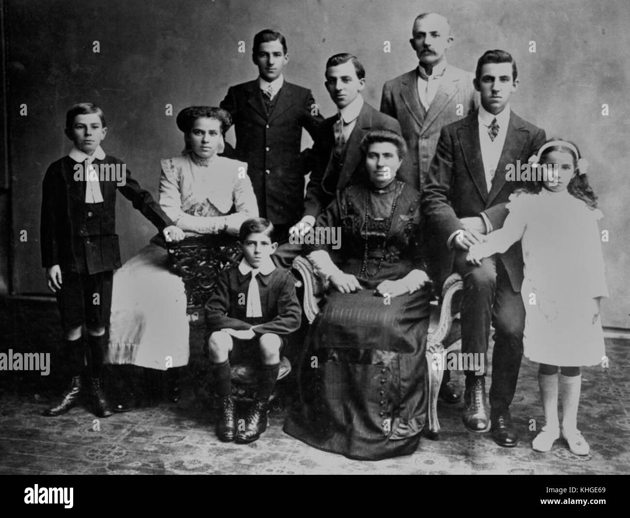 1914 vintage family photo Black and White Stock Photos & Images - Alamy