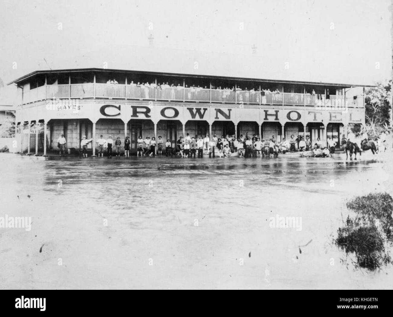 1 94940 Crowds at the Crown Hotel, Home Hill, during the 1918 Burdekin River flood Stock Photo