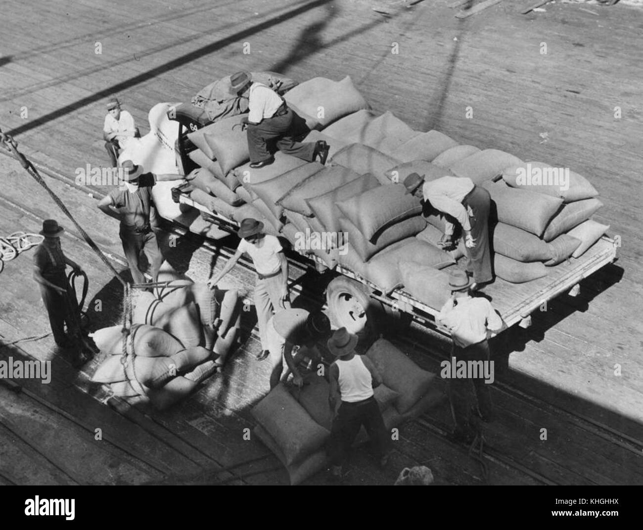 2 189103 Bags of wheat being loaded into the Indian Government freighter Bombay at Mercantile Wharf, Brisbane, 1953 Stock Photo