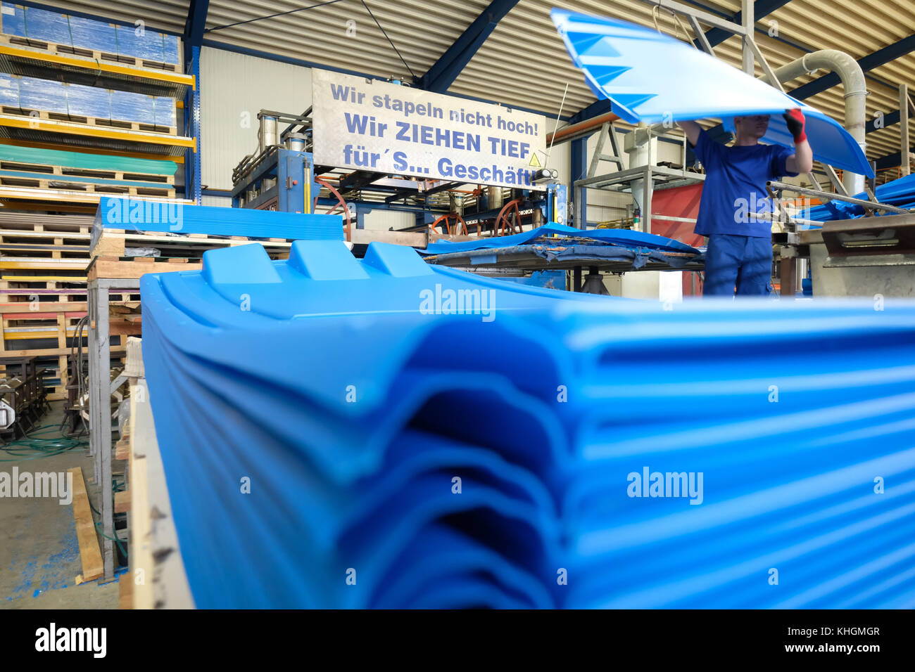 Coswig, Germany. 16th Nov, 2017. An employee of the Global Fliegenschmidt GmbH can be seen carrying the side of a rental toilet in Coswig, Germany, 16 November 2017. The company specialized in manufacturing mobile toilets and sanitary wagons. Credit: Sebastian Willnow/dpa-Zentralbild/dpa/Alamy Live News Stock Photo