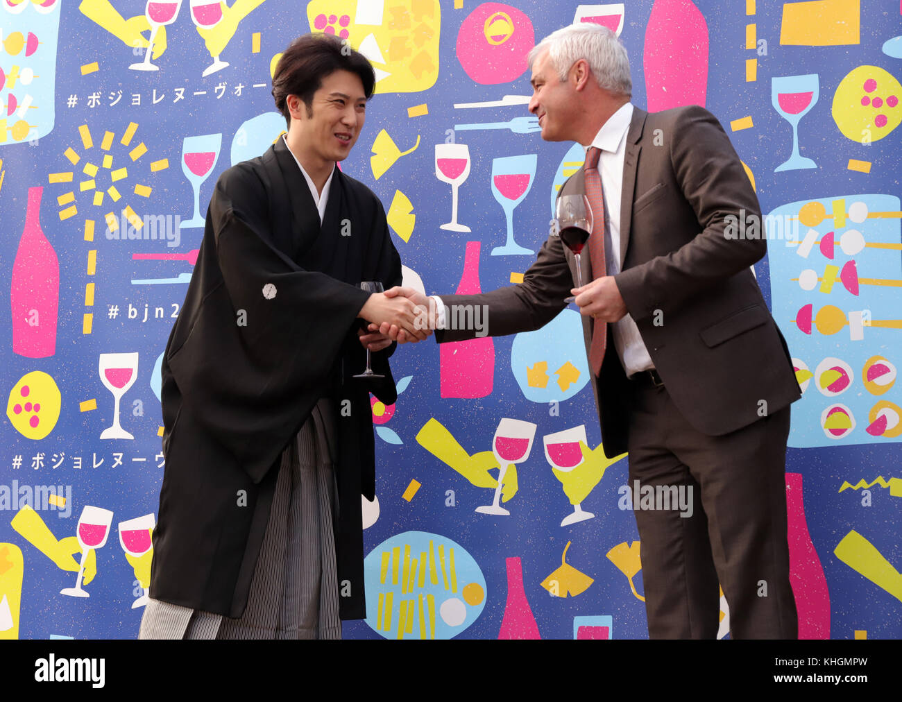 Tokyo, Japan. 16th Nov, 2017. Kabuki actor Onoe Matsuya (L) shakes