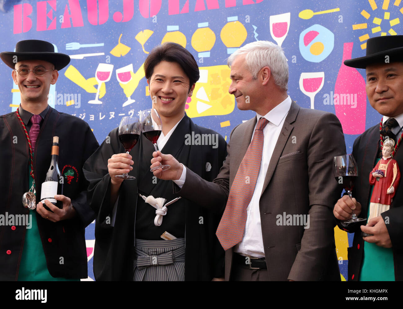 Tokyo, Japan. 16th Nov, 2017. Kabuki actor Onoe Matsuya (2nd L) toasts