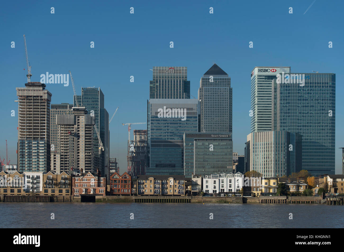 Canary Wharf, London, UK. 17 November, 2017. Crisp and clear winter morning in London’s docklands with Canary Wharf skyscrapers against blue sky. Credit: Malcolm Park/Alamy Live News. Stock Photo