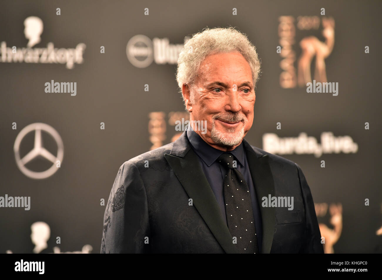 Berlin, Germany. 16th Nov, 2017. British singer Tom Jones arriving to the awards ceremony of the 69th edition of the Bambi media prize in Berlin, Germany, 16 November 2017. Credit: Britta Pedersen/dpa/Alamy Live News Stock Photo