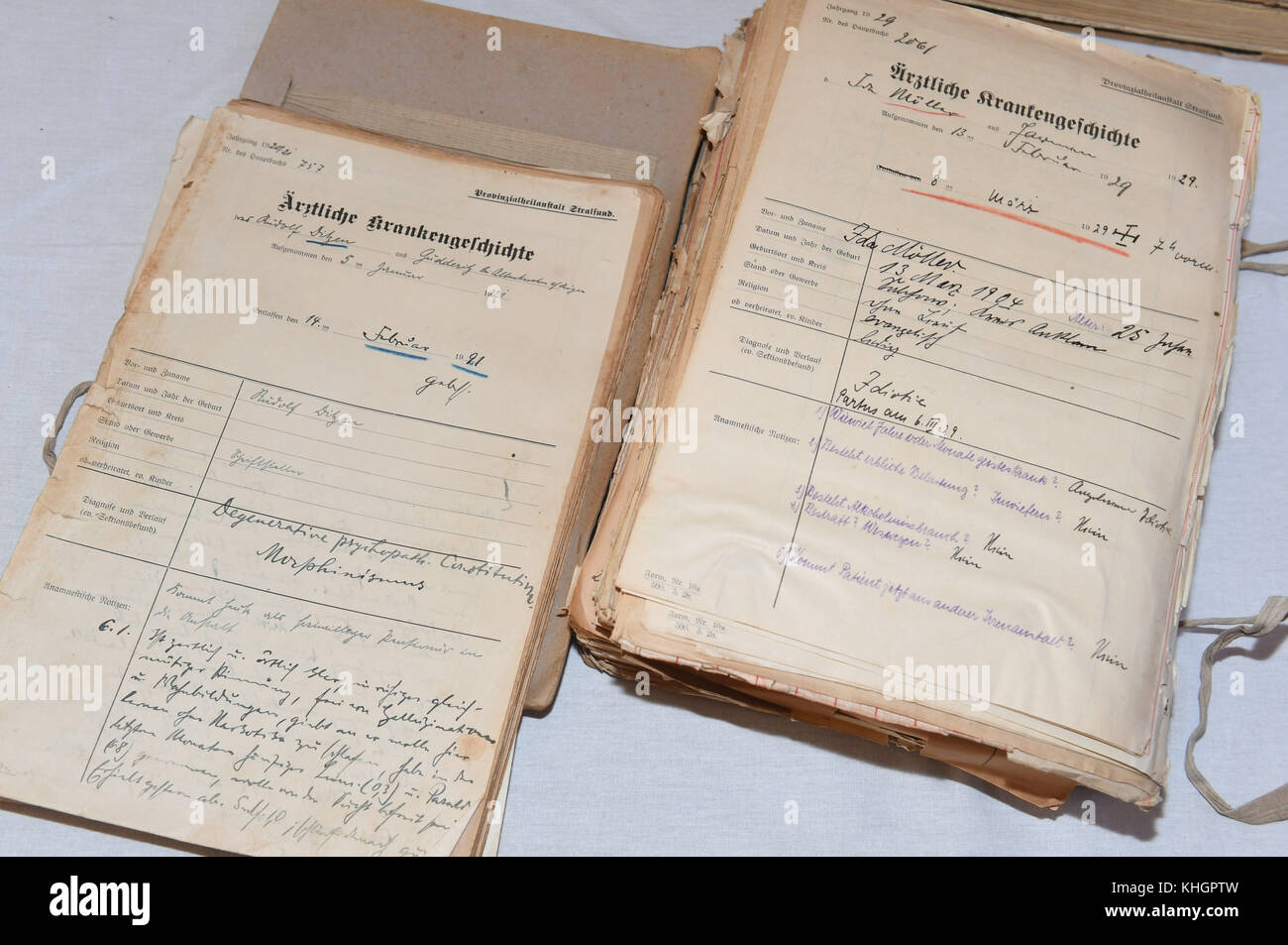 The Fallada file (L) from 1921 and a historical patient card (R) in Stralsund, Germany, 17 November 2017. The renown author Rudolf Ditzen, whose pseudonym is Hans Fallada, is among about 1000 files of patients between 1912 and 1939 that are being handed over to the national archive in Mecklenburg-Western Pomerania. Photo: Stefan Sauer/dpa Stock Photo