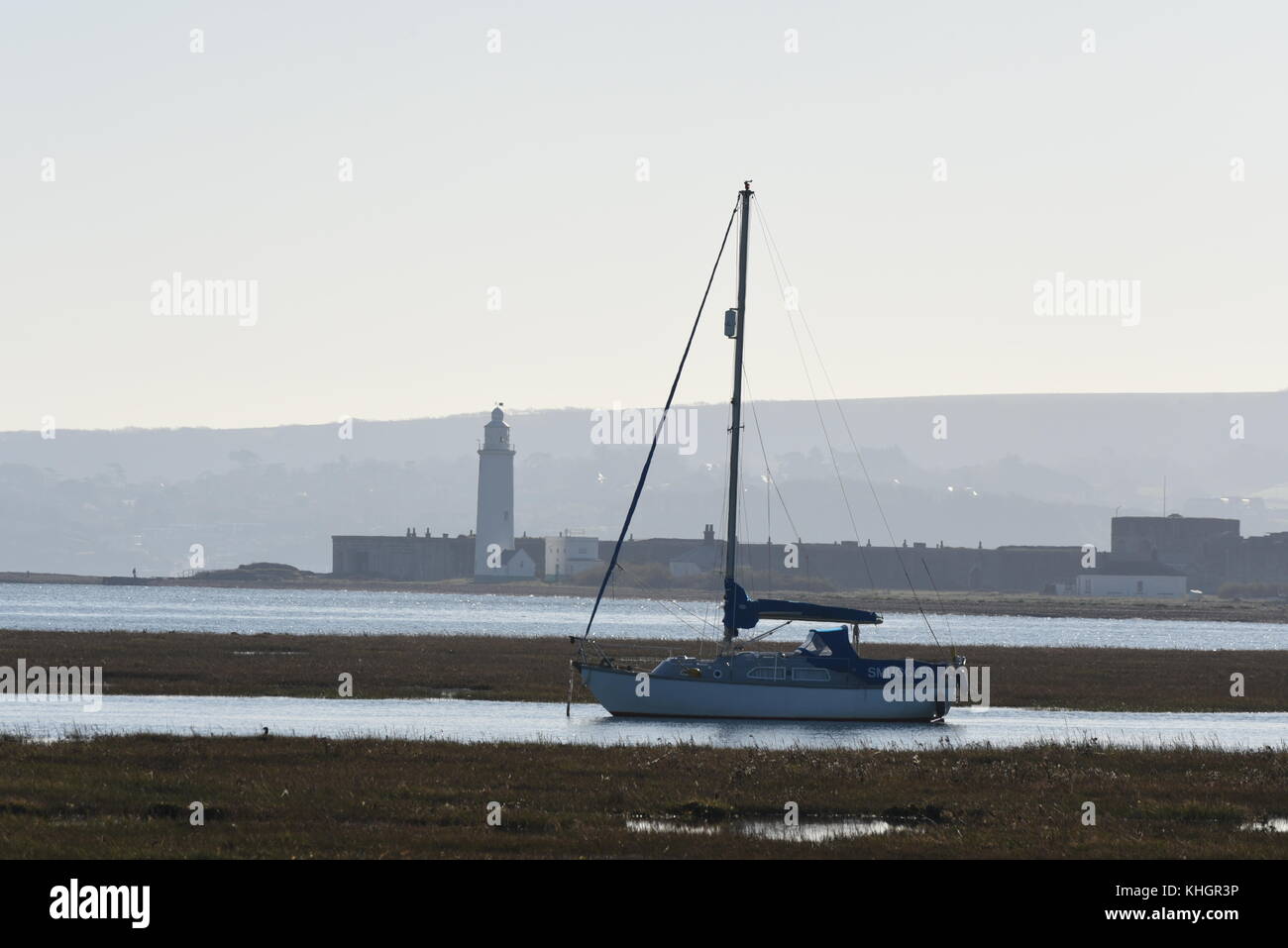 Hampshire, UK. 17th Nov, 2017. Birds, animals and people enjoy beautiful autumn weather in Lymington and Keyhaven Marshes Local Nature Reserve. Hampshire, UK. 17th November, 2017. Credit: Ajit Wick/Alamy Live News Stock Photo