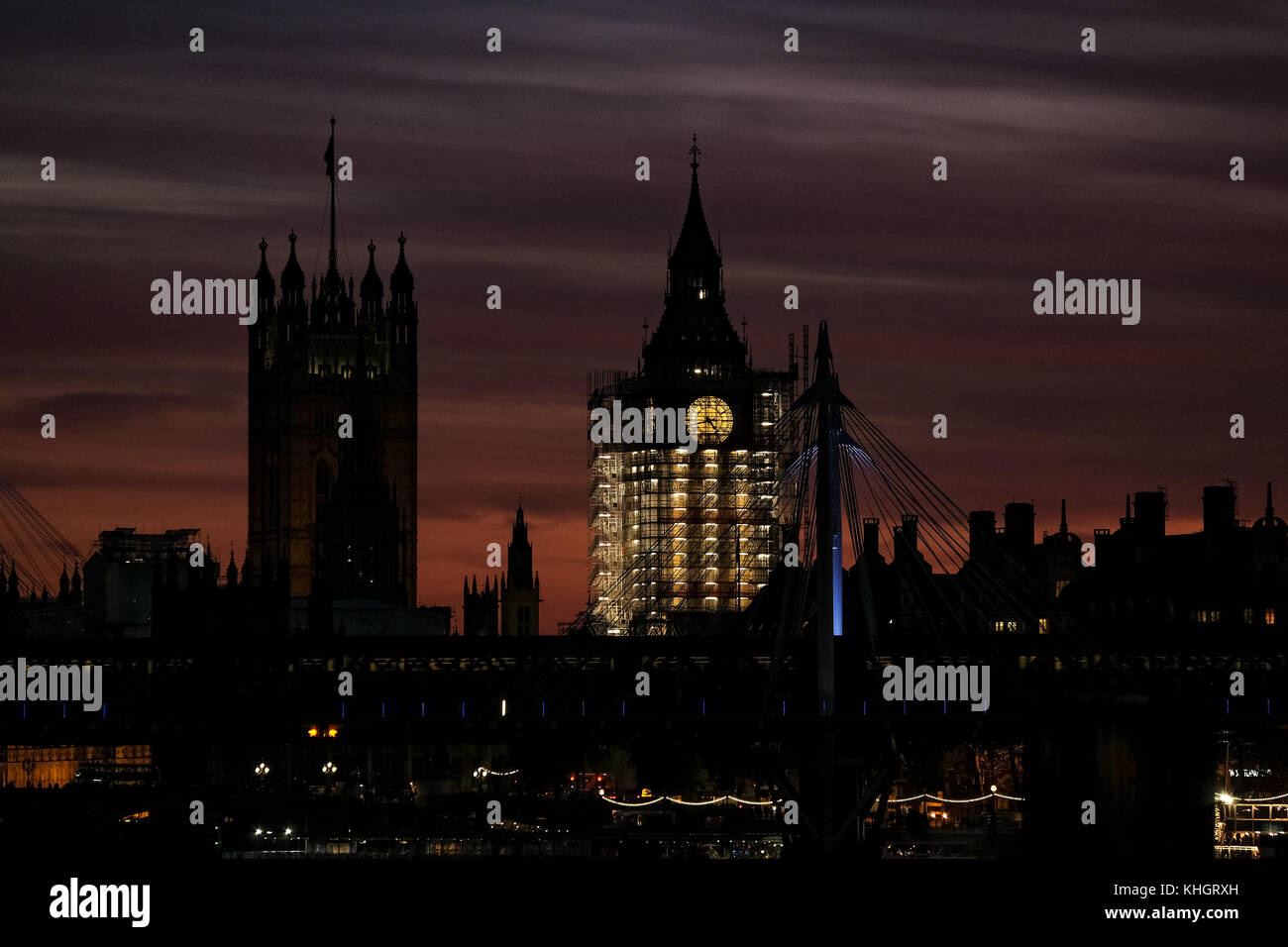 Friday 17th November 2017. London England. London is greeted with a wonderful sunset to mark the end of Friday as commuters come out of work and stop to photograph the spectacle. Elizabeth Tower( Big Ben) clock face peeks out from the scaffolding surrounding the tower. Paul Watts/ Alamy live news Stock Photo