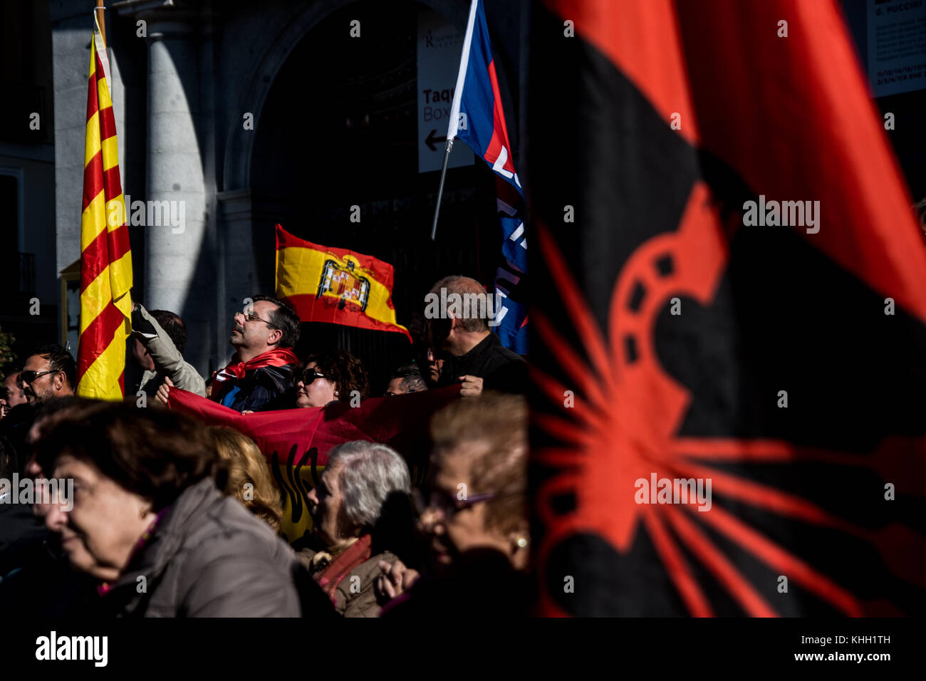 Madrid, Spain. 19th Nov, 2017. Supporters of Franco carrying fascists flags during a rally commemorating the 42nd anniversary of dictator Francisco Franco's death, in Madrid, Spain. Credit: Marcos del Mazo/Alamy Live News Stock Photo