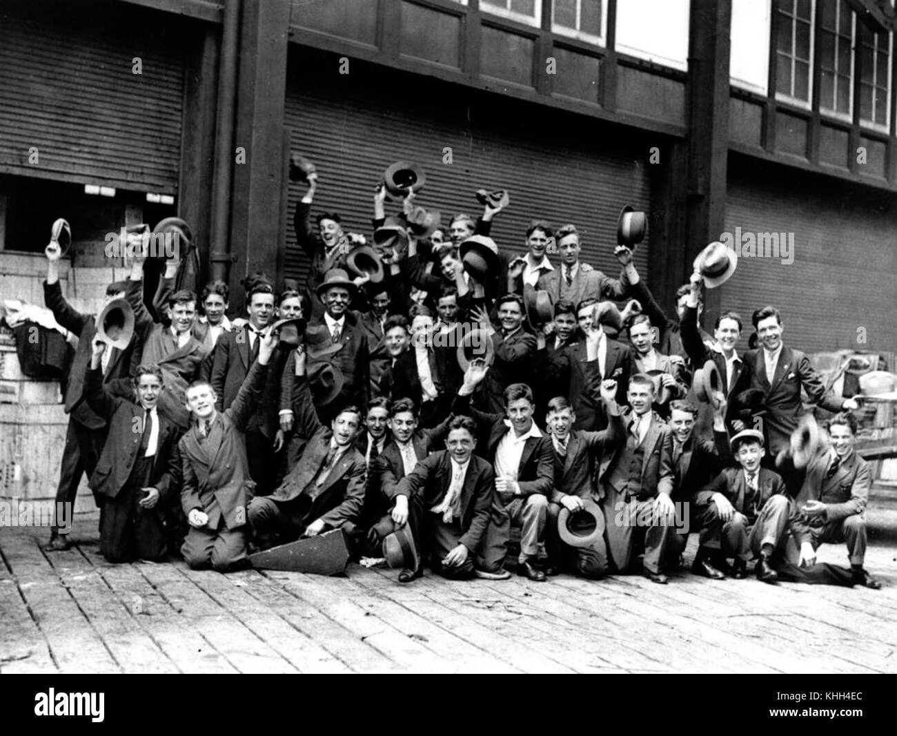 2 124420 Welsh immigrants outside the Queensland Tourist Office Sydney, New South Wales, 1926 Stock Photo