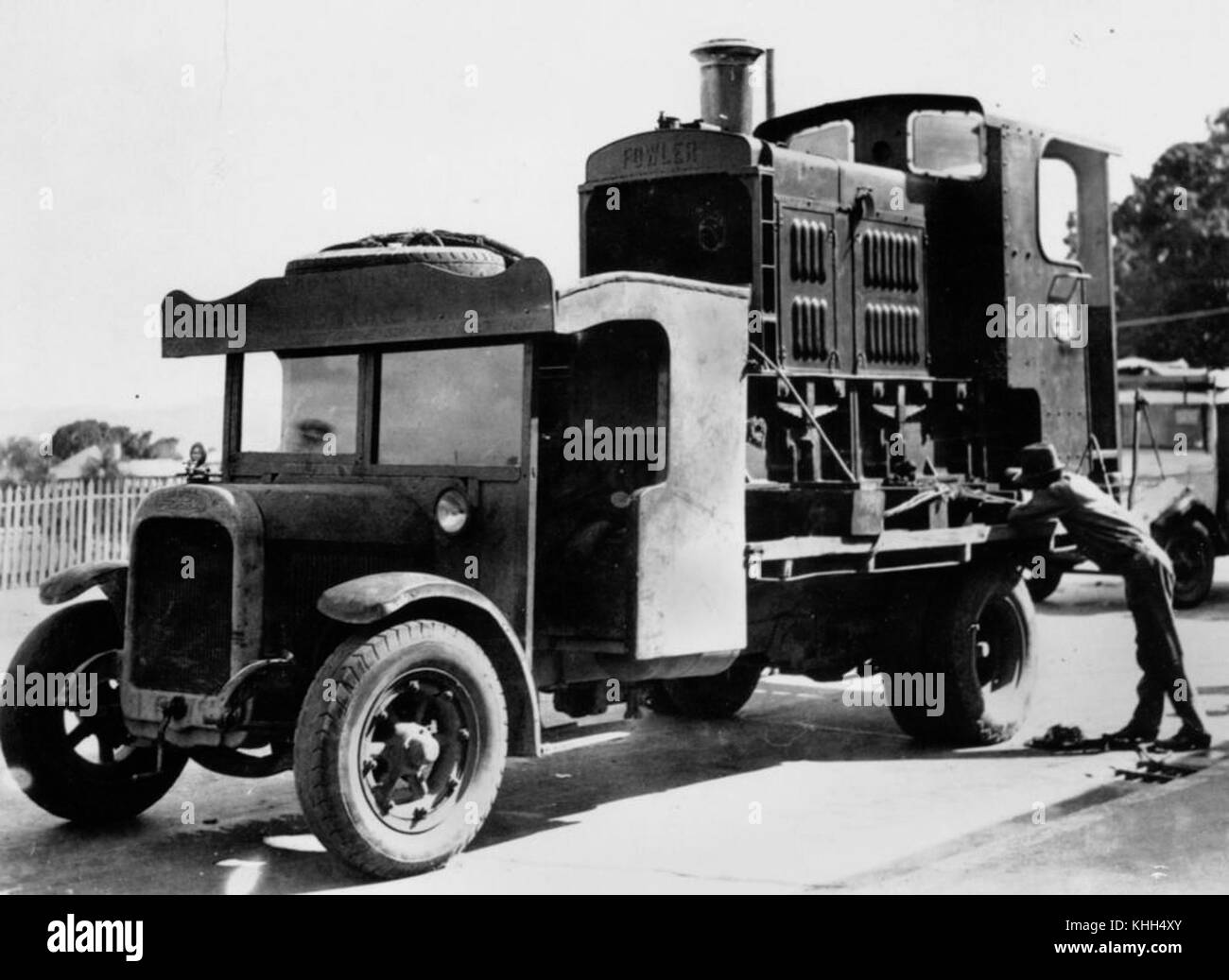 2 117804 Single rear axle Federal truck transporting a cane train, 1925 Stock Photo