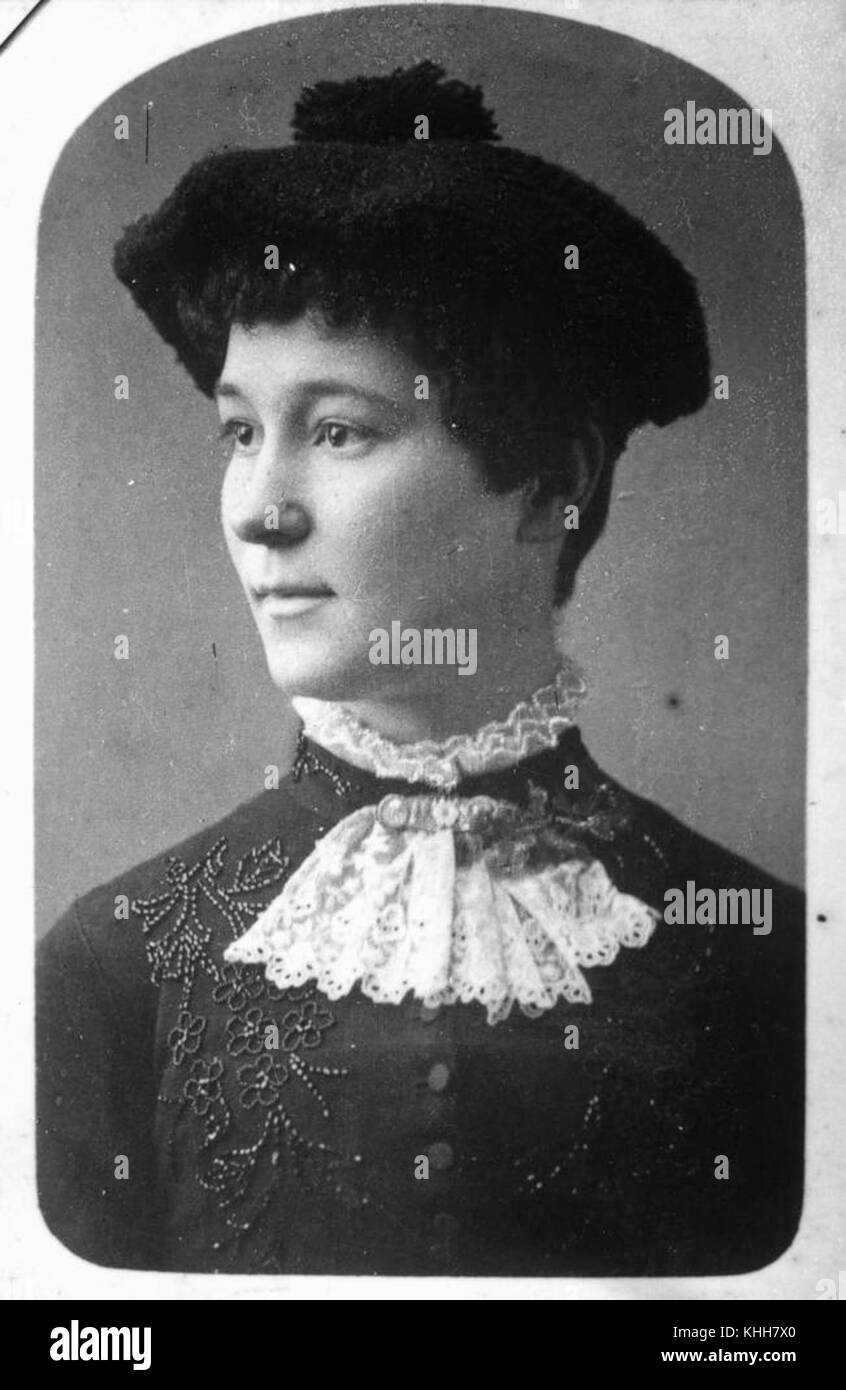 1 84023 Head and shoulders portrait of a woman wearing a knitted beret ...