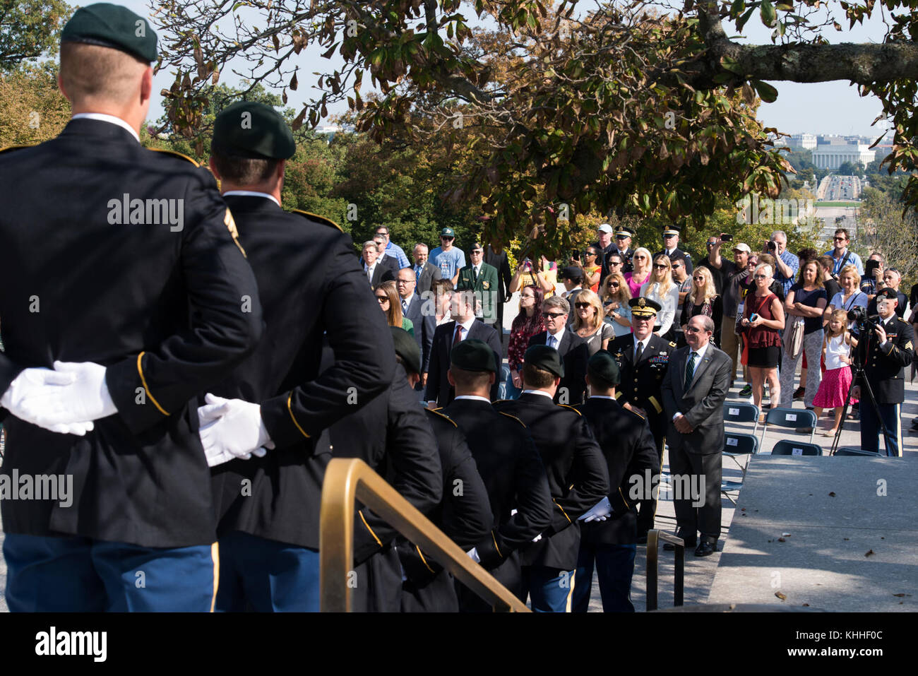 1st Special Forces Command (Airborne) lays a wreath honoring President John F. Kennedy at Arlington National Cemetery (30398950936) Stock Photo