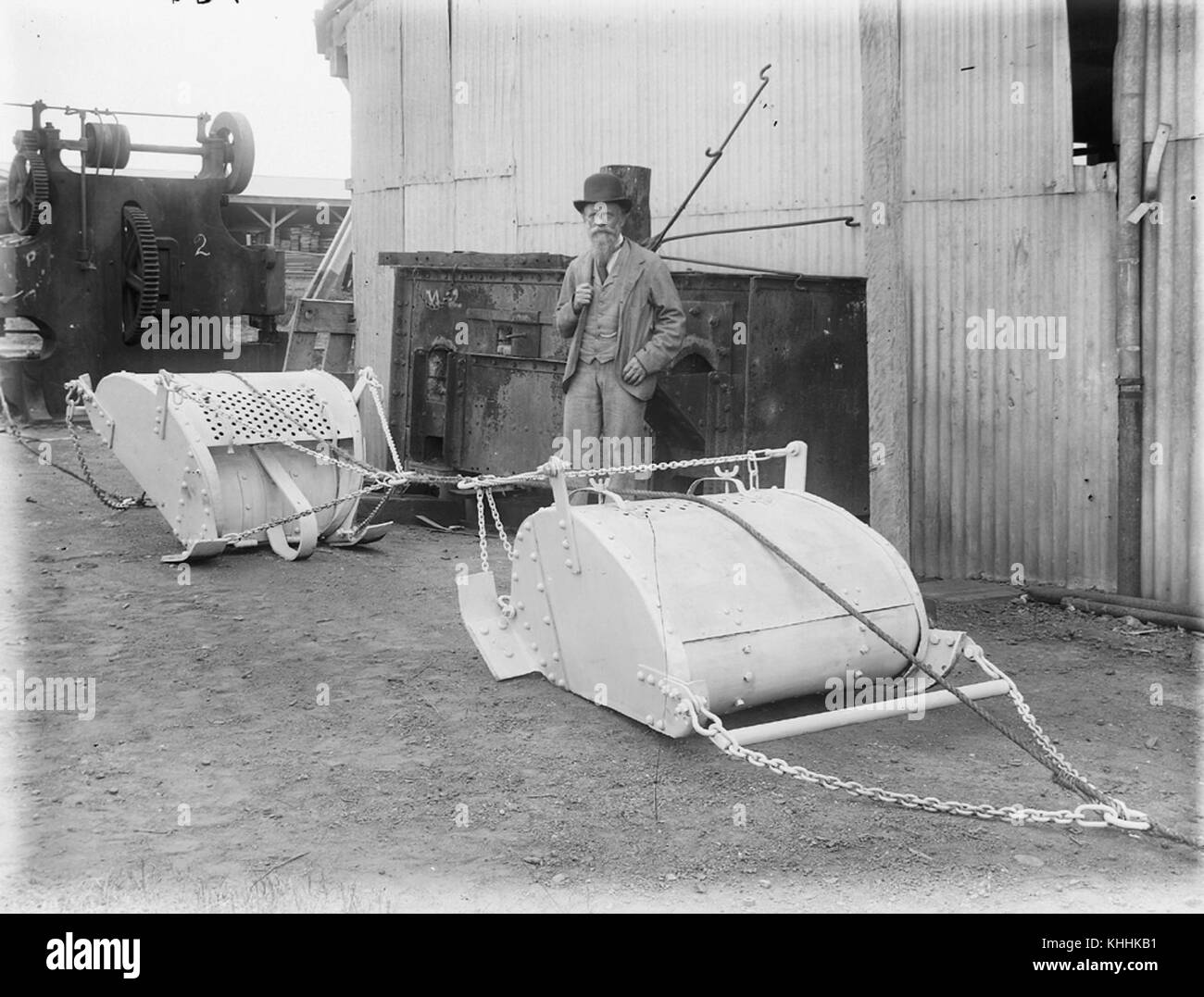 Workman with silt scoops (5570734892 Stock Photo - Alamy