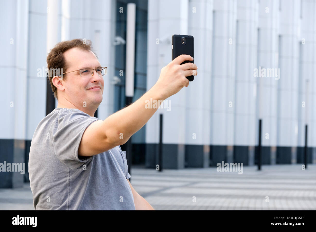 Man taking smartphone selfie hi-res stock photography and images - Alamy