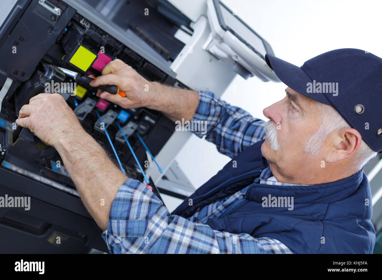 worker opening photocopy machine in office Stock Photo - Alamy