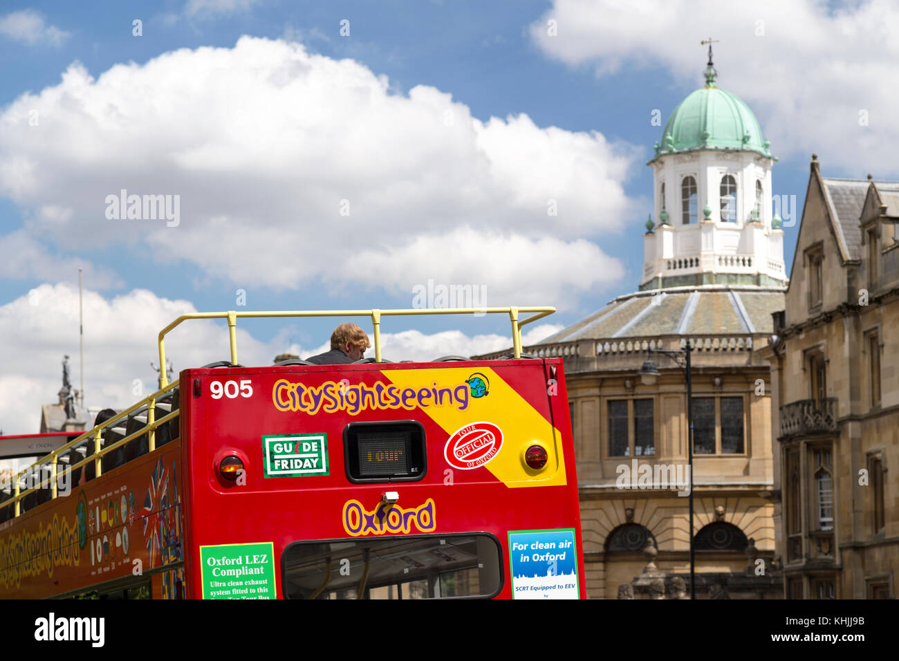 UK, Oxford, open topped sightseeing tour bus and the Sheldonian Theatre. Stock Photo
