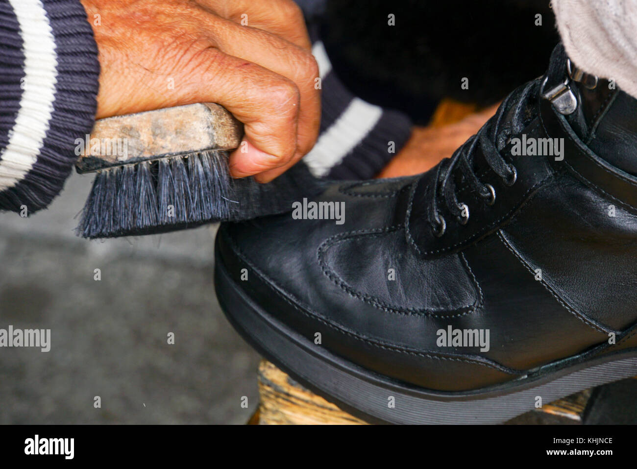 Stand up hotsell shoe polisher