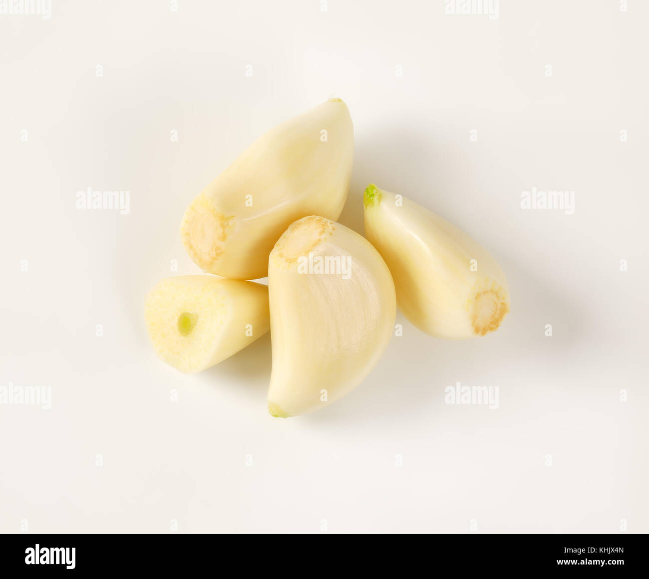 peeled cloves of fresh garlic on white background Stock Photo - Alamy