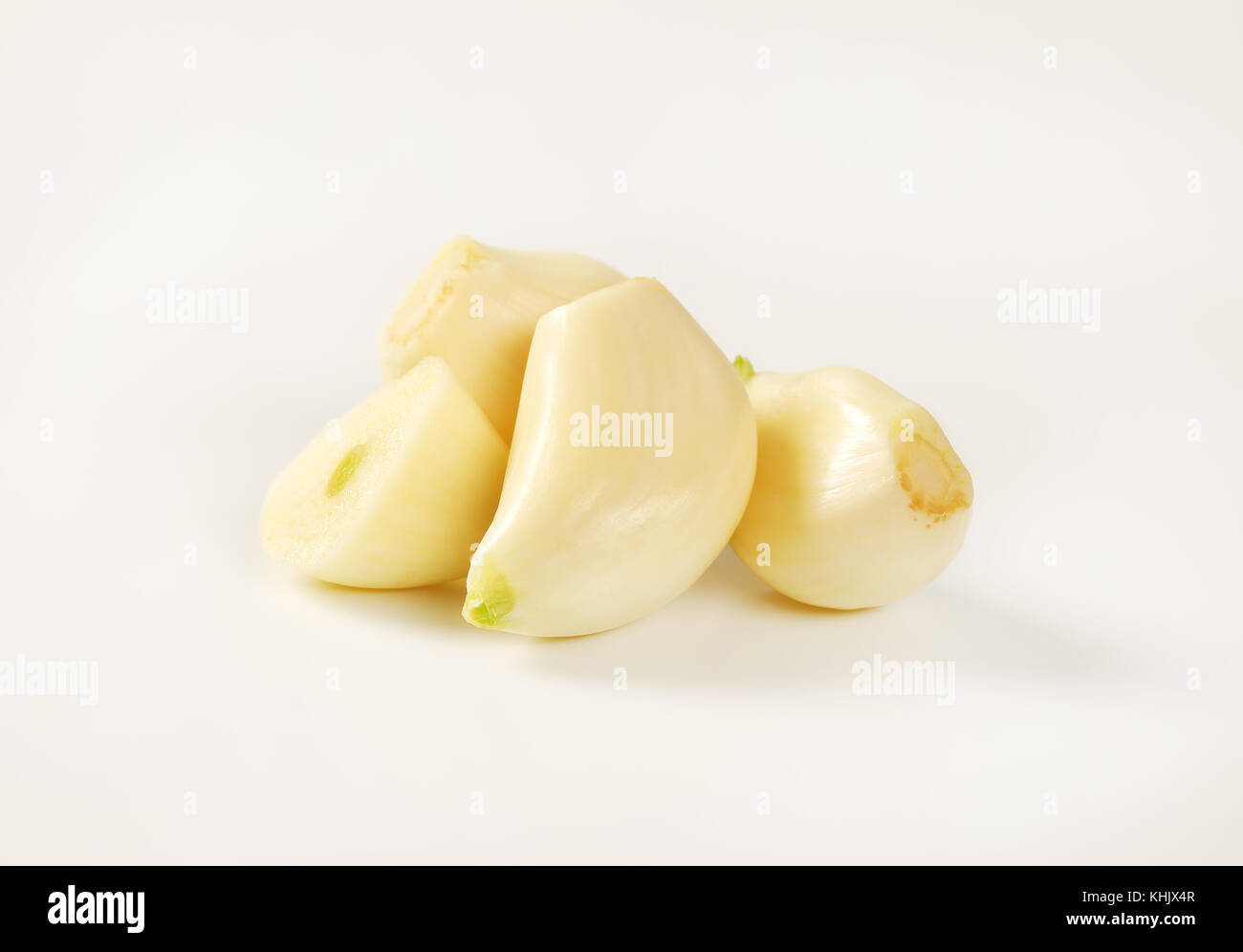 peeled cloves of fresh garlic on white background Stock Photo - Alamy