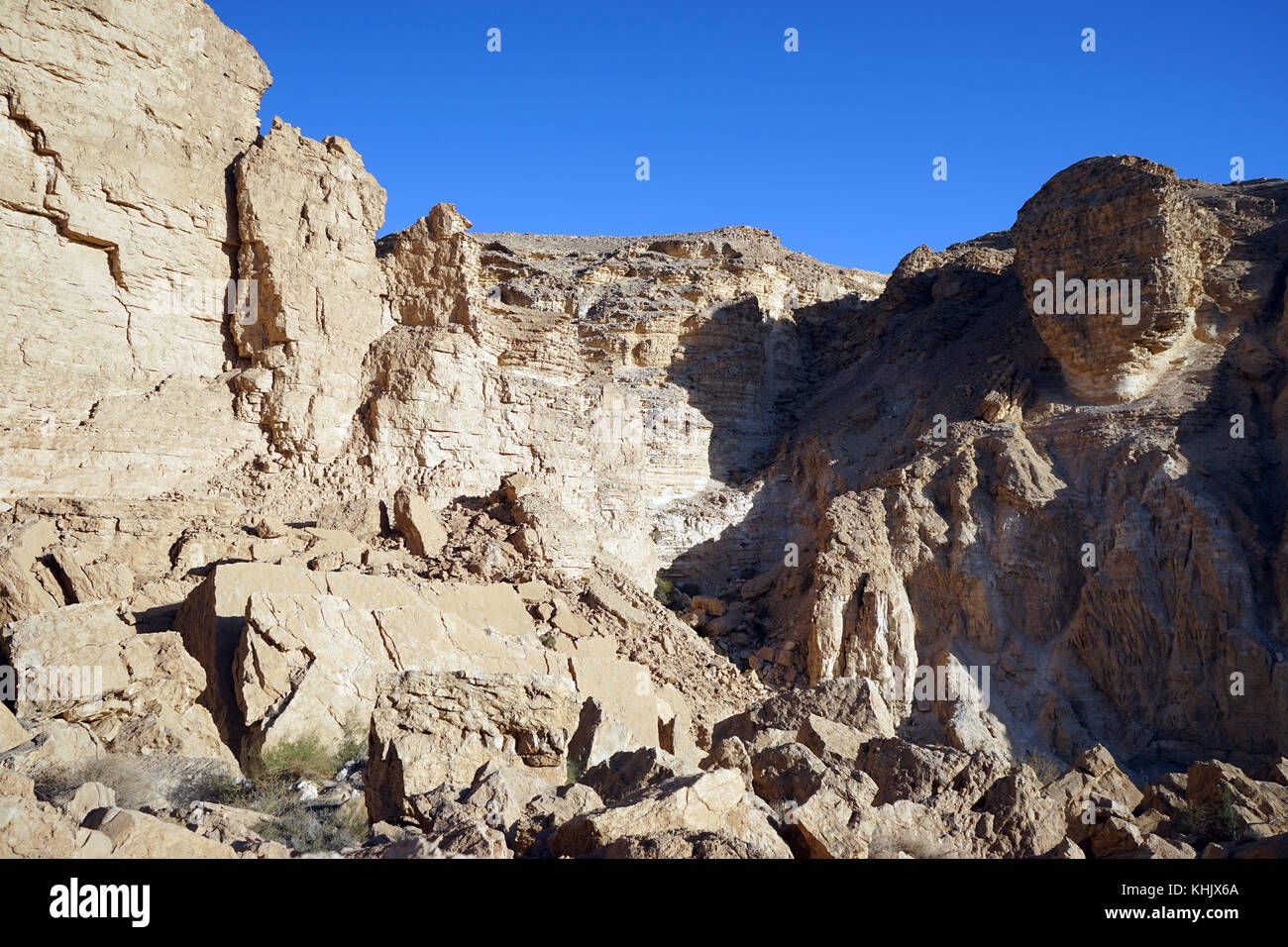 Big rock on the edge of mount in NEgev desert, Israel Stock Photo - Alamy