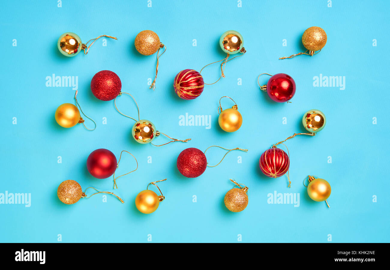 Pattern with christmas gold and red balls on a blue background ...