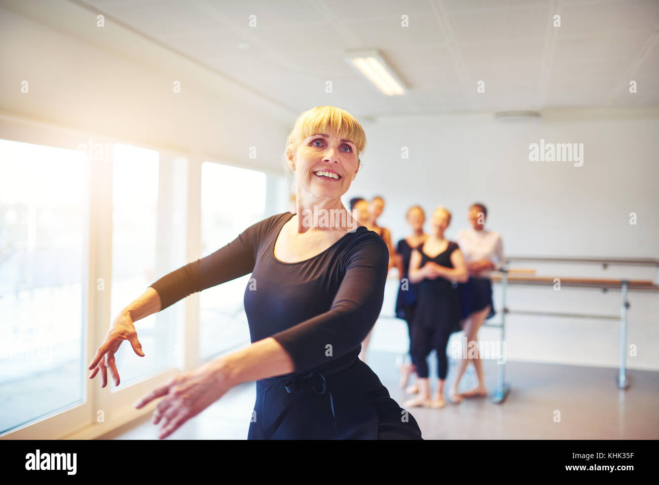 Танцы за 60. Танец для женщин 60. Танец для женщин 60. Красивая пожилая женщина в танце. Танец для женщин 60.