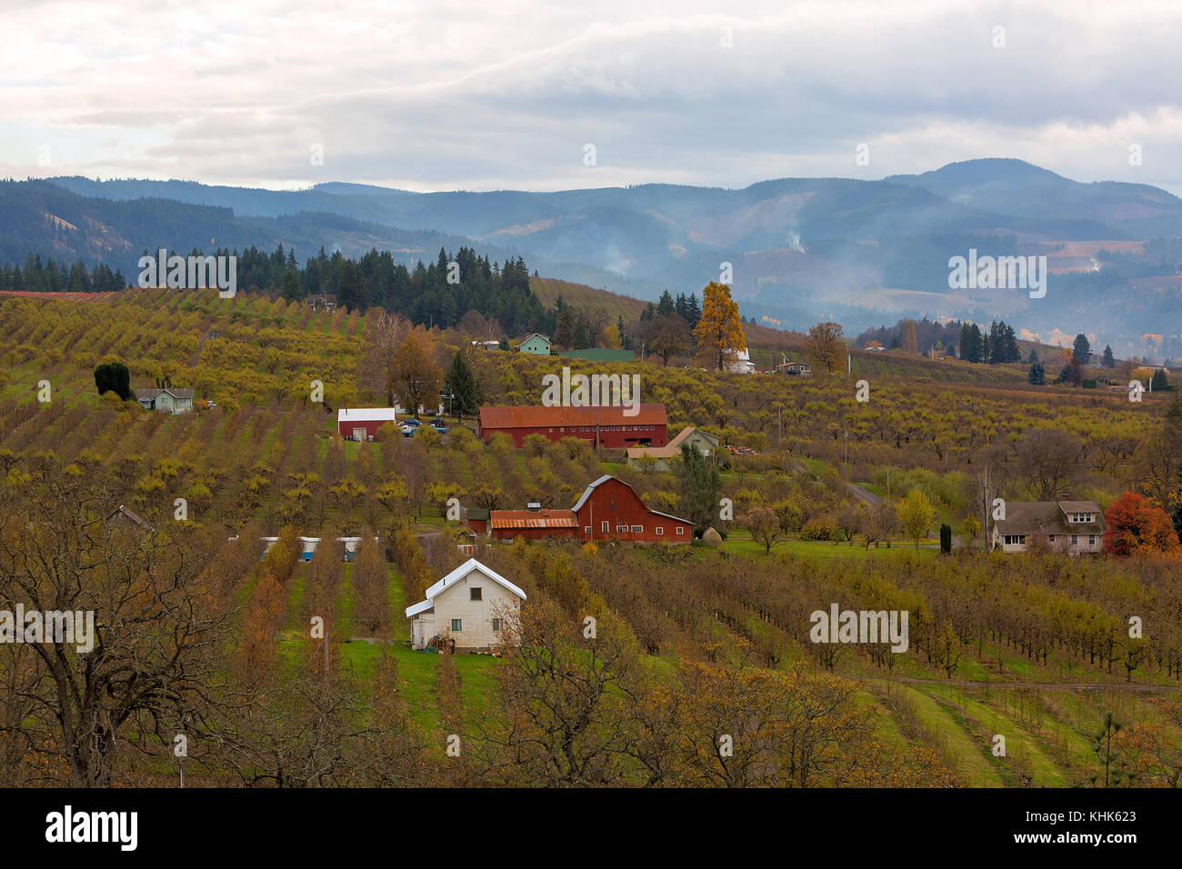 Hood river red barn hires stock photography and images Alamy