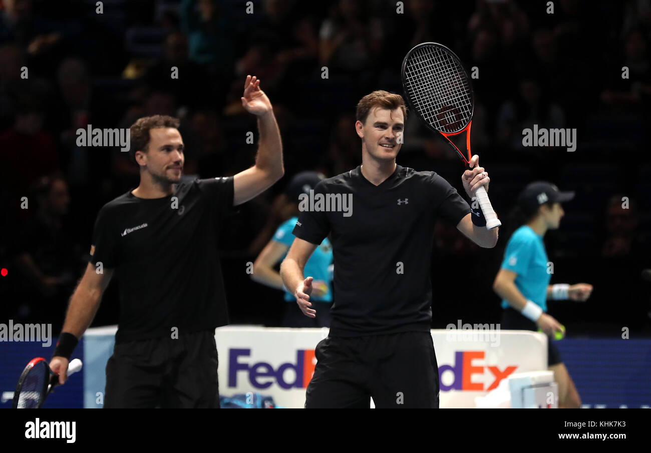 Great Britain's Jamie Murray (right) and partner Brazil's Bruno Soares wave to the crowd after winning their doubles match on day six of the NITTO ATP World Tour Finals at the O2 Arena, London. PRESS ASSOCIATION Photo. Picture date: Friday November 17, 2017. See PA story TENNIS London. Photo credit should read: Adam Davy/PA Wire. Stock Photo