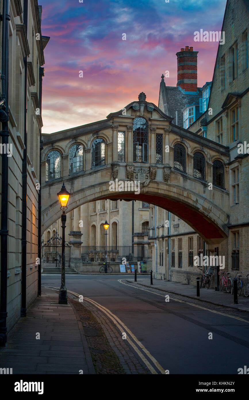 Evening over the 'Bridge of Sighs' - crossover bridge over New College Lane at Hertford College, Oxford, England Stock Photo