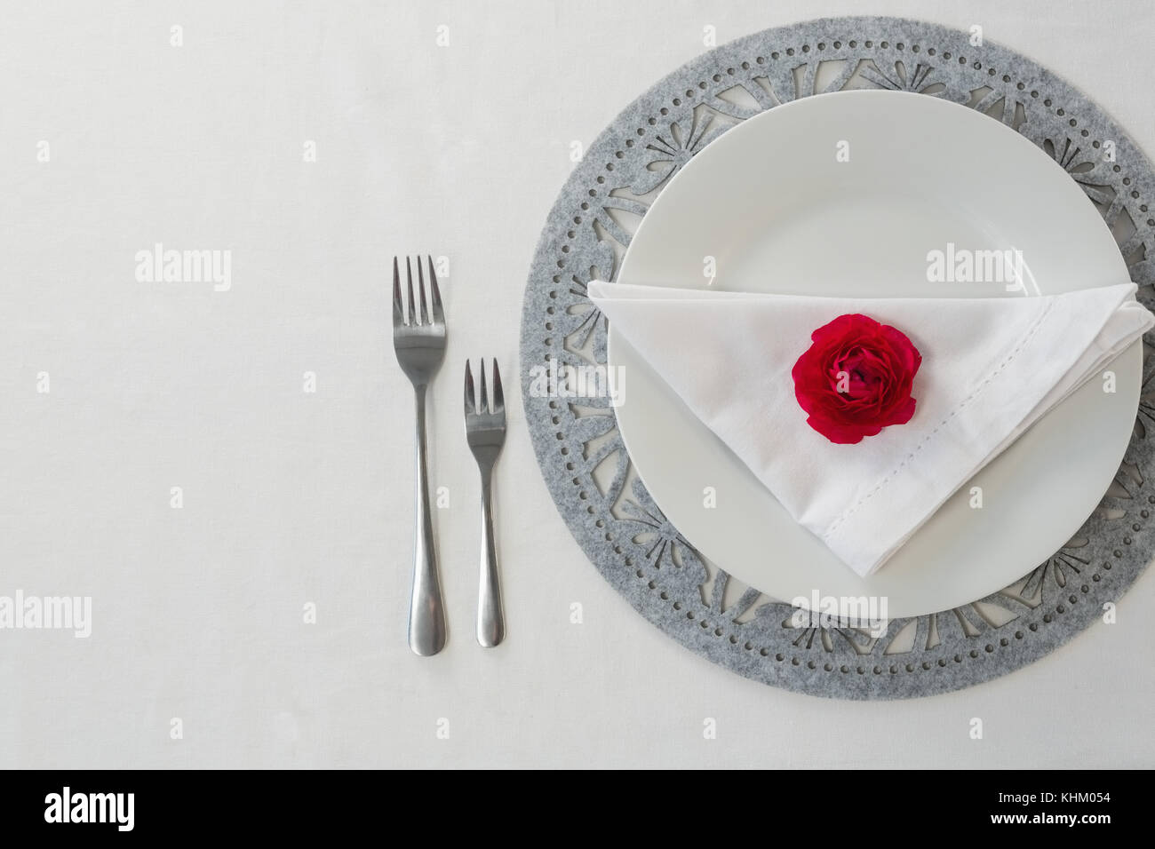 Overhead view of elegant table setting with doily paper Stock Photo