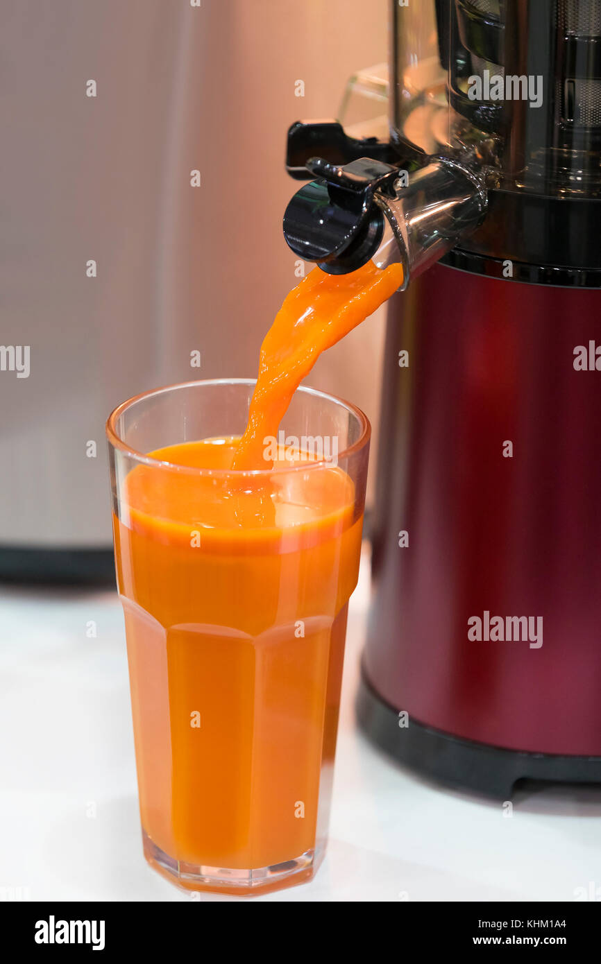 Electrojuice extractor for fruit and vegetables with a glass of freshly