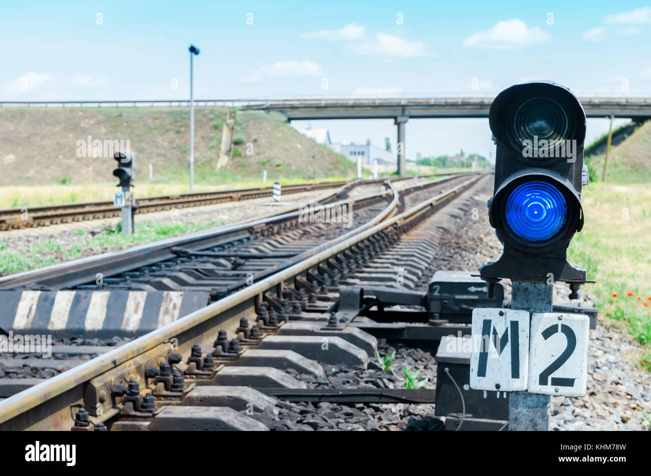 Включи приключения семафора. Семафор железная дорога. Синий семафор на железной дороге. Семафор Железнодорожный РЖД. Синий сигнал семафора на железной.