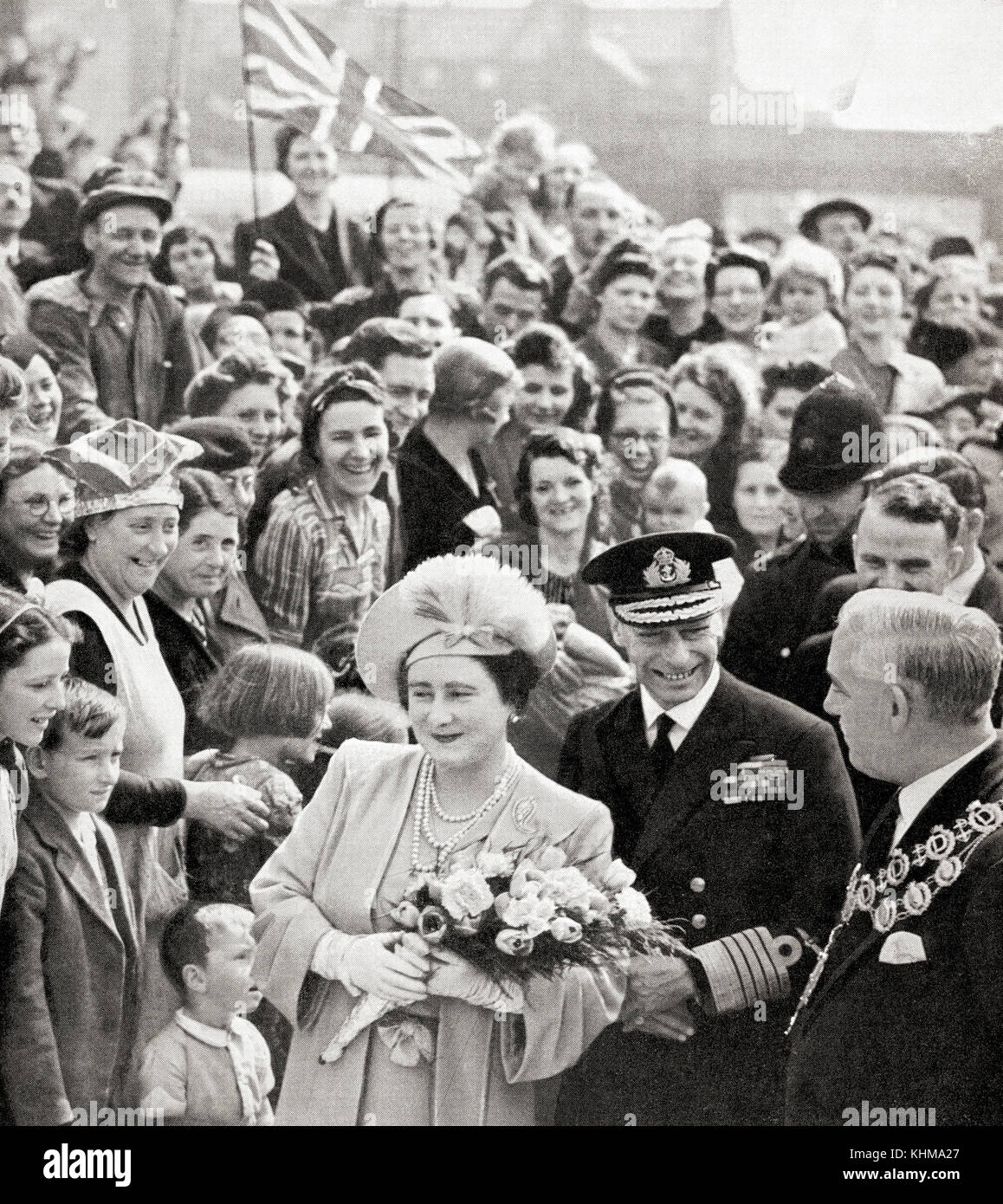 King George VI and Queen Elizabeth on their victory tour of London at the end of WWII in 1945.   George VI, 1895 – 1952.  King of the United Kingdom and the Dominions of the British Commonwealth.   Queen Elizabeth, The Queen Mother.  Elizabeth Angela Marguerite Bowes-Lyon, 1900 – 2002.  Wife of King George VI and mother of Queen Elizabeth II. Stock Photo