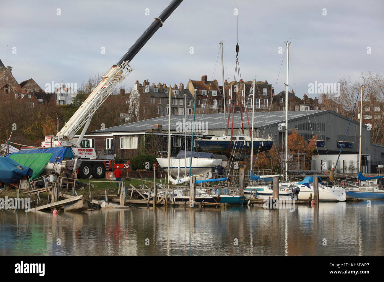 Rye, East Sussex, UK. 18th November, 2017. UK Weather: A bright and sunny start to the day, perfect for these men who with a large crane lift several boats from the River Rother into dry dock for maintenance. Rain is expected later. Photo Credit: Paul Lawrenson /Alamy Live Newsrye uk Stock Photo