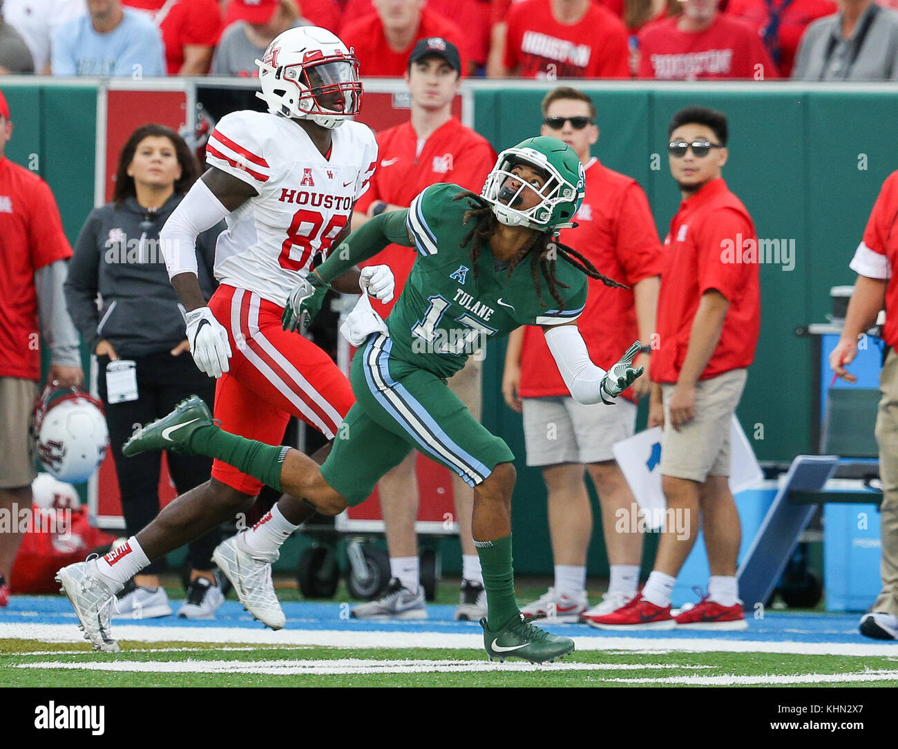 New Orleans, LA, USA. 18th Nov, 2017. Tulane CB Parry Nickerson #17 looks back at the ball during the NCAA football game between the Tulane Green Wave and the Houston Cougars at Yulman Stadium in New Orleans, LA. Kyle Okita/CSM/Alamy Live News Stock Photo