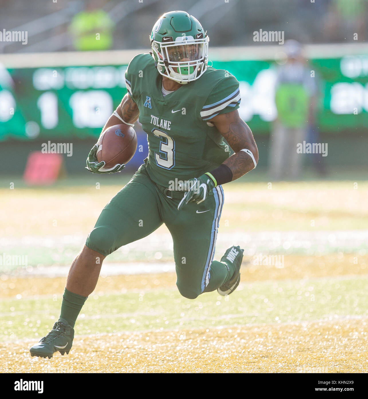 New Orleans, LA, USA. 18th Nov, 2017. Tlane RB Sherman Badie #3 turns the corner on a run during the NCAA football game between the Tulane Green Wave and the Houston Cougars at Yulman Stadium in New Orleans, LA. Kyle Okita/CSM/Alamy Live News Stock Photo