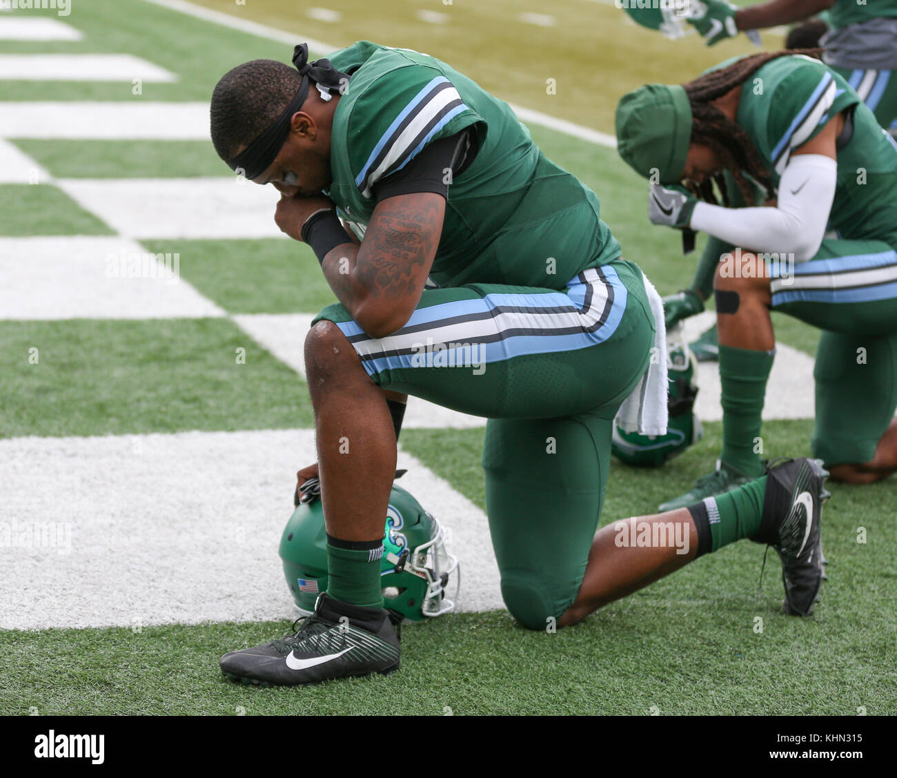 New Orleans, LA, USA. 18th Nov, 2017. Tulane QB Jonathan Bank #1 preys in the end zone prior to the NCAA football game between the Tulane Green Wave and the Houston Cougars at Yulman Stadium in New Orleans, LA. Kyle Okita/CSM/Alamy Live News Stock Photo